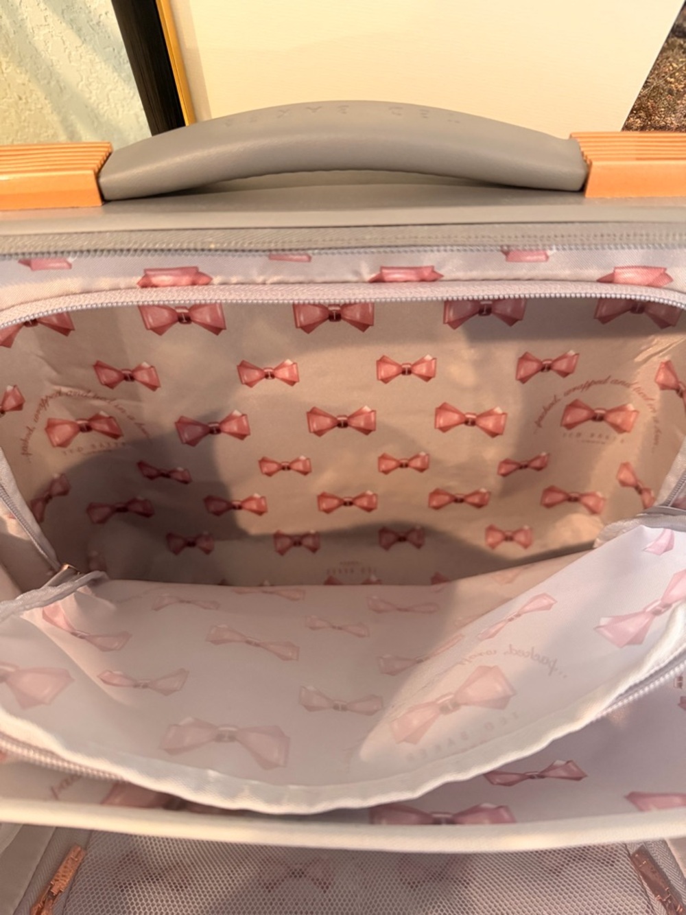 Ted Baker Gray Bow-Embossed Hard Shell Travel Vanity Case with Rose Gold Accent - Picture 10 of 12